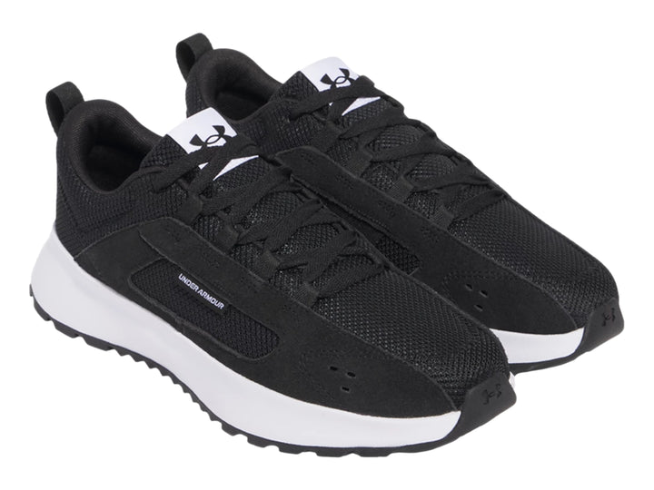 Tenis Under Armour Street Mirage color negro con suela blanca gruesa.