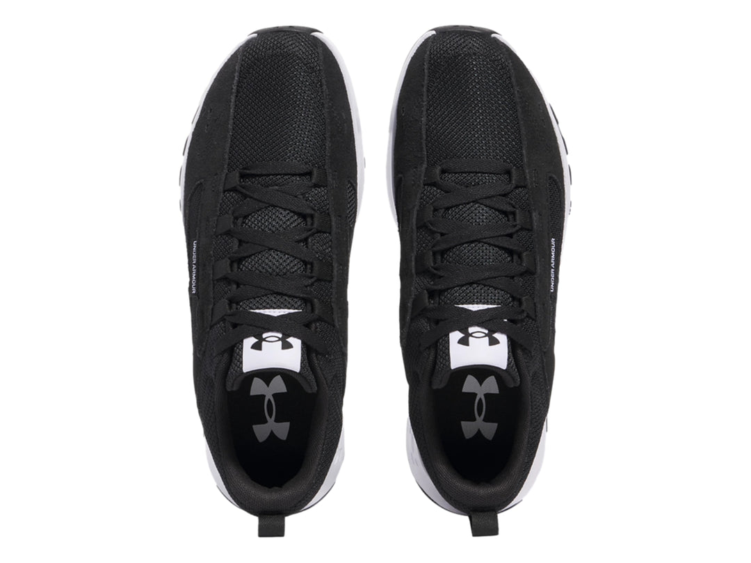 Tenis Under Armour Street Mirage color negro con suela blanca gruesa.