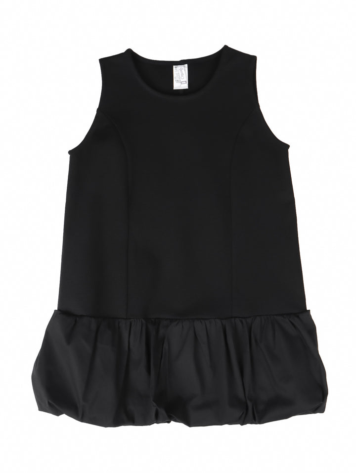 Vestido negro sin mangas para niña con falda fruncida de acabado brillante.