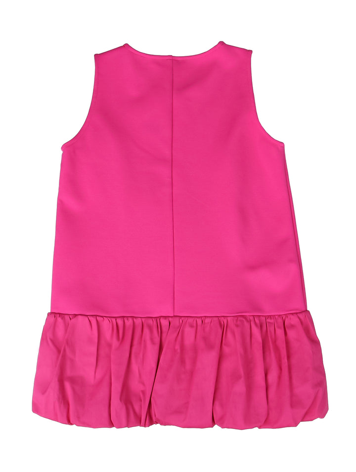 Vestido color fucsia para niña, sin mangas y con falda plisada.