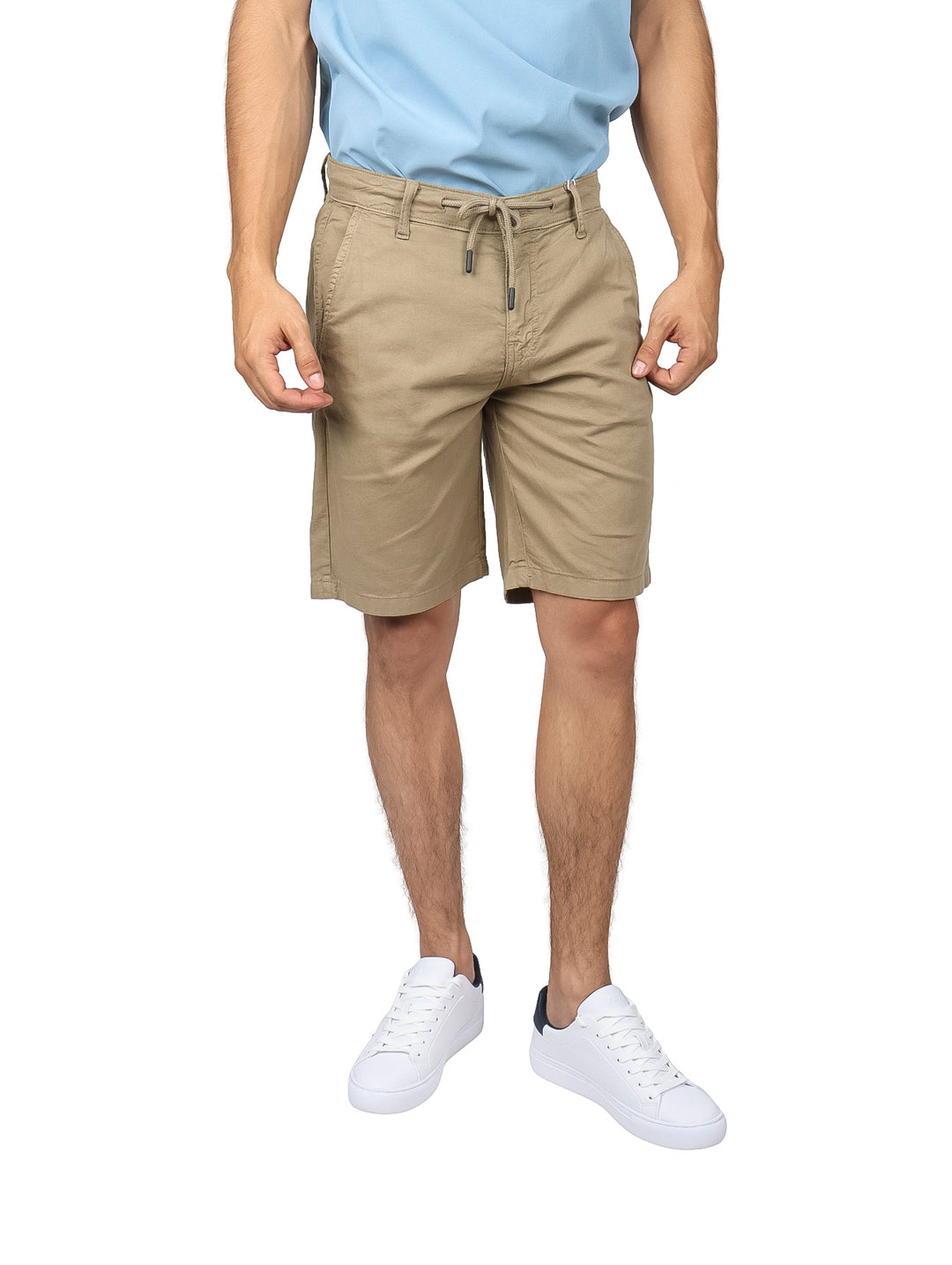 Hombre vistiendo shorts color marrón de la marca Losan con cordón ajustable.