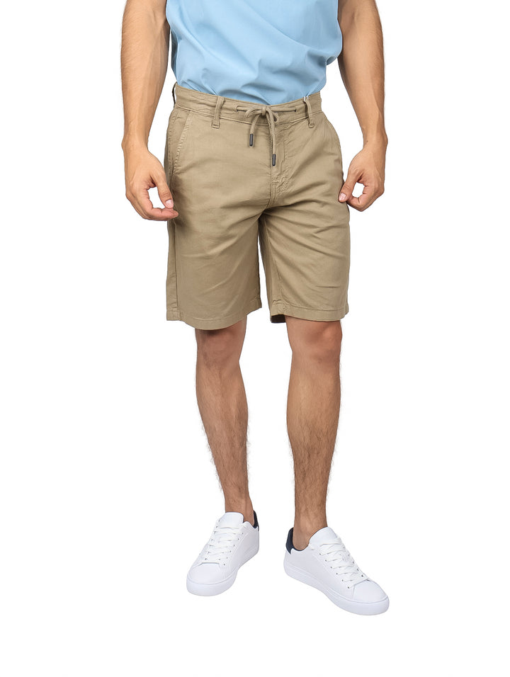 Hombre vistiendo shorts color marrón de la marca Losan con cordón ajustable.