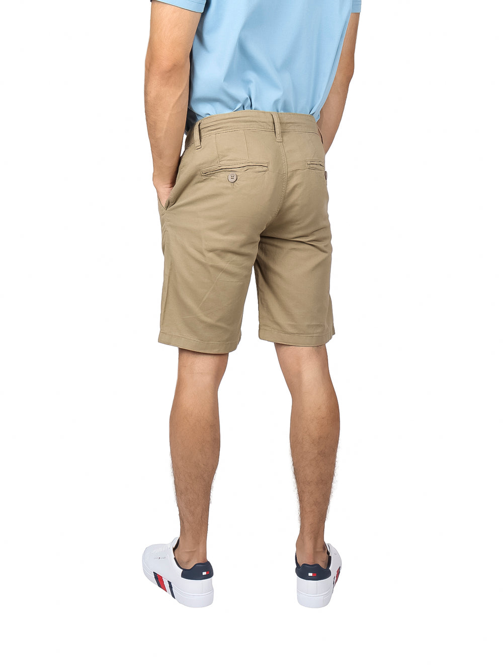 Hombre vistiendo shorts color marrón de la marca Losan con cordón ajustable.