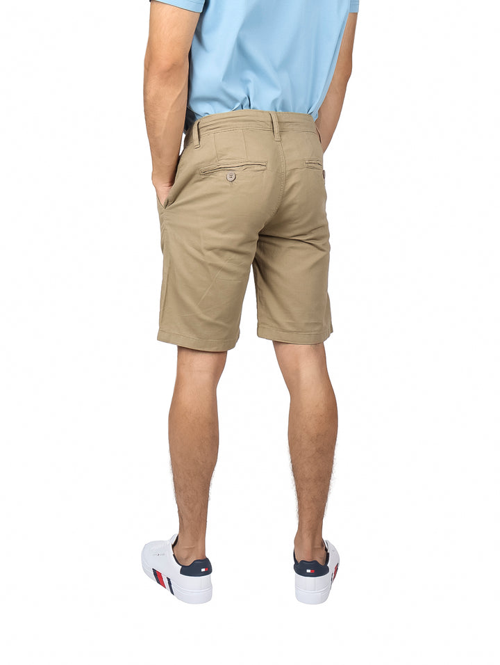 Hombre vistiendo shorts color marrón de la marca Losan con cordón ajustable.