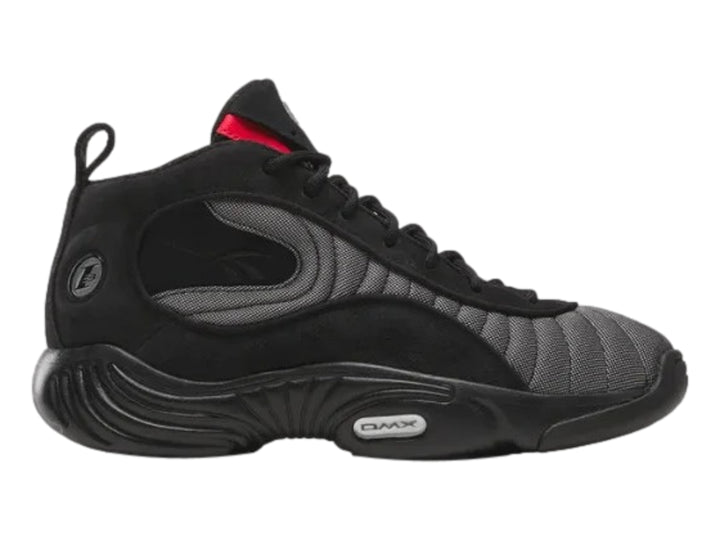 Tenis de baloncesto Reebok Answer III en color negro con detalles en gris y rojo, vista lateral.