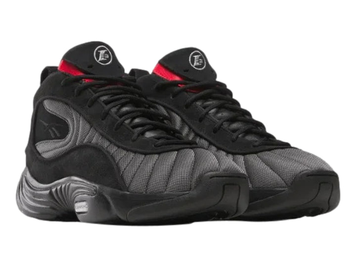 Tenis de baloncesto Reebok Answer III en color negro con detalles en gris y rojo, vista lateral.