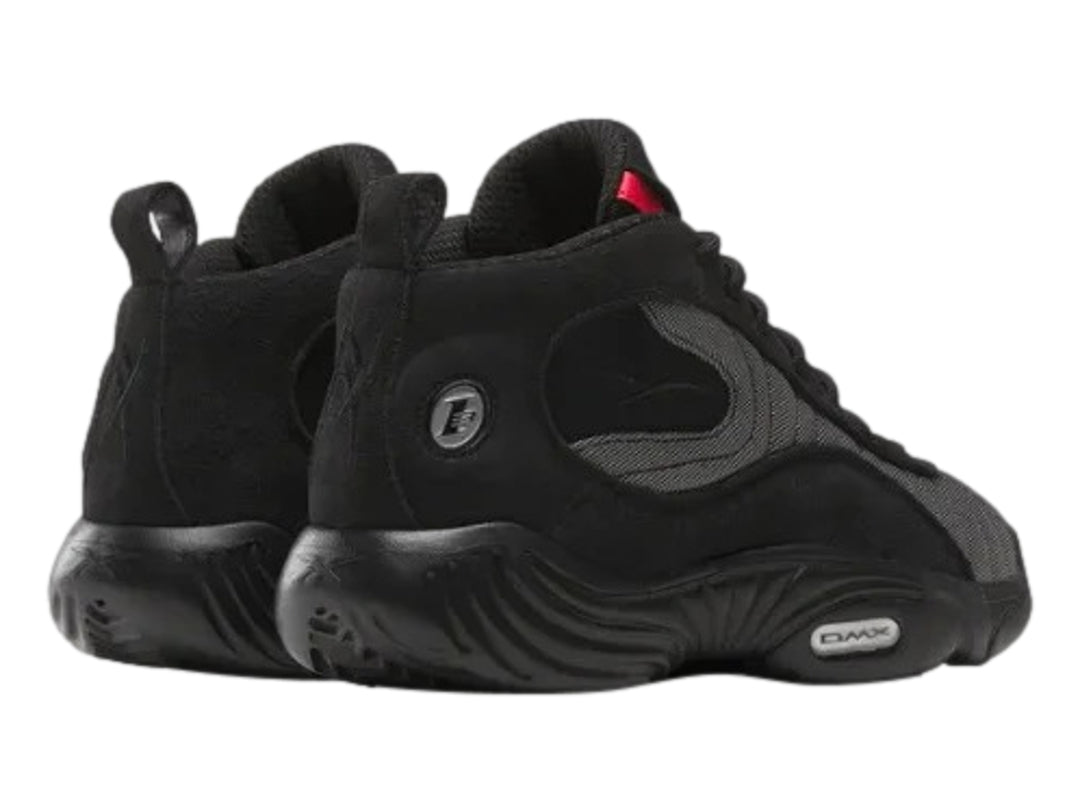 Tenis de baloncesto Reebok Answer III en color negro con detalles en gris y rojo, vista lateral.