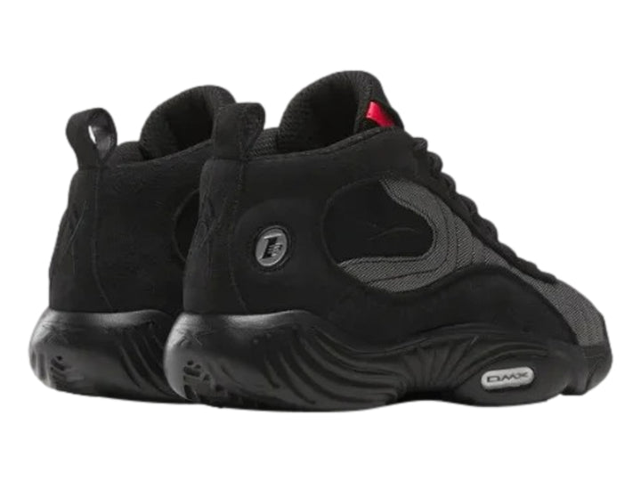 Tenis de baloncesto Reebok Answer III en color negro con detalles en gris y rojo, vista lateral.