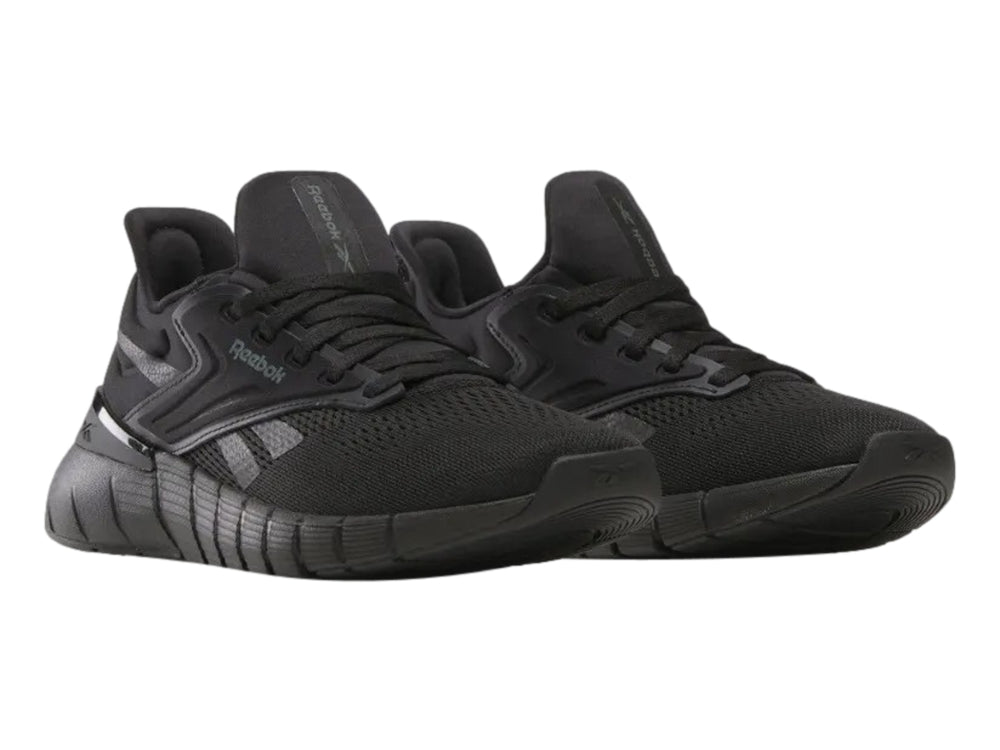 Tenis deportivos Reebok Nano Gym en color negro, vista lateral sobre fondo blanco.