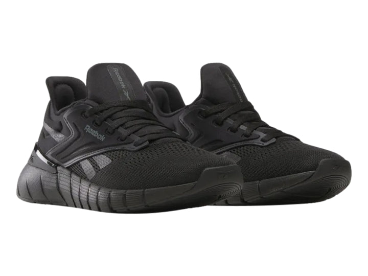 Tenis deportivos Reebok Nano Gym en color negro, vista lateral sobre fondo blanco.