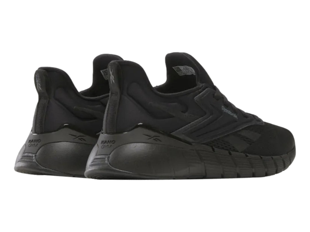 Tenis deportivos Reebok Nano Gym en color negro, vista lateral sobre fondo blanco.