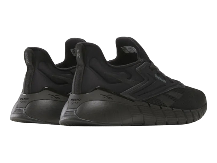 Tenis deportivos Reebok Nano Gym en color negro, vista lateral sobre fondo blanco.
