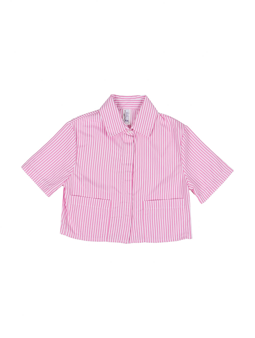 Niña vistiendo una camisa rosa con rayas blancas verticales, manga corta y cuello, combinada con pantalones azules.