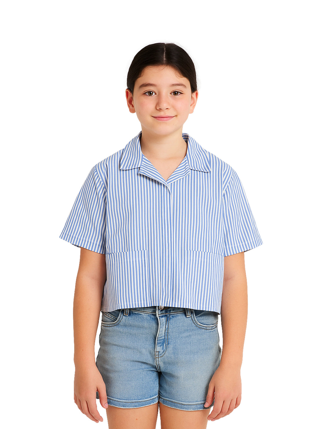 Niña vistiendo una camisa de rayas azules y blancas de manga corta y pantalones cortos de mezclilla.