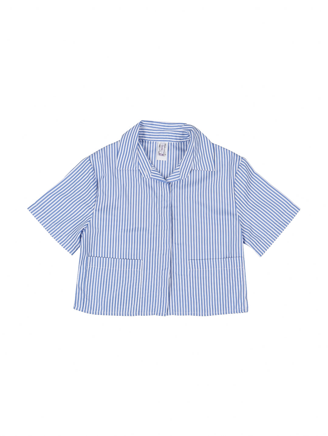 Niña vistiendo una camisa de rayas azules y blancas de manga corta y pantalones cortos de mezclilla.