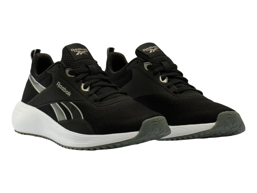 Tenis deportivos Reebok color negro con suela blanca y detalles en plata.