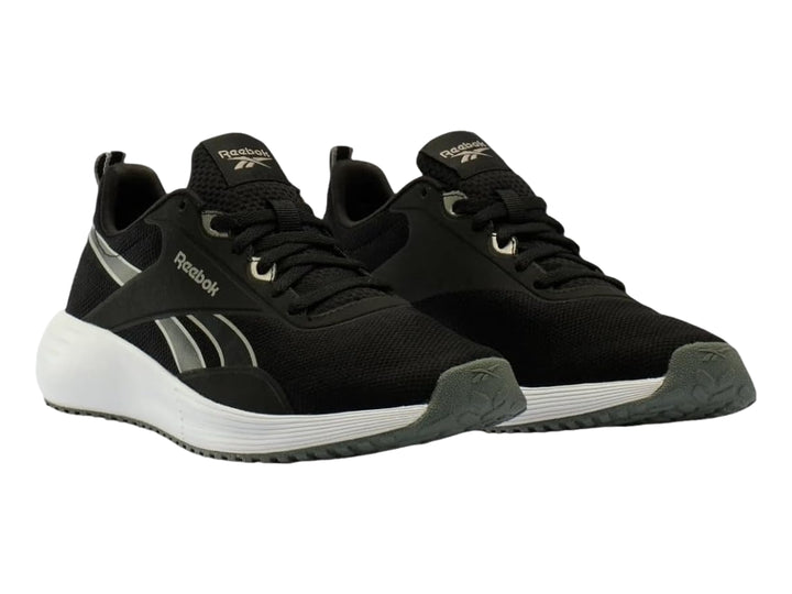 Tenis deportivos Reebok color negro con suela blanca y detalles en plata.