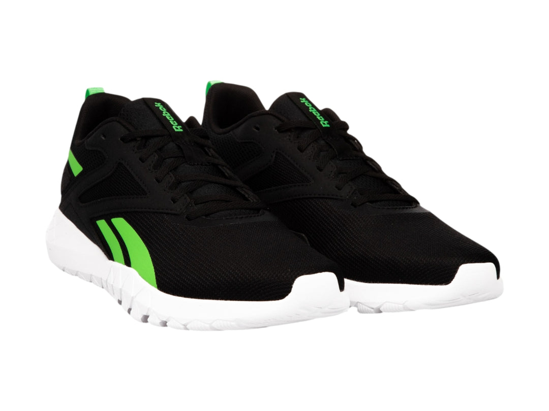 Tenis deportivos Reebok color negro con detalles en verde lima y suela blanca.