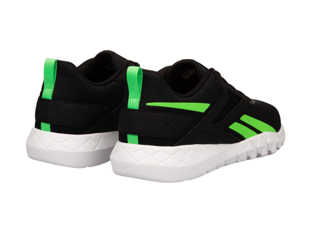 Tenis deportivos Reebok color negro con detalles en verde lima y suela blanca.