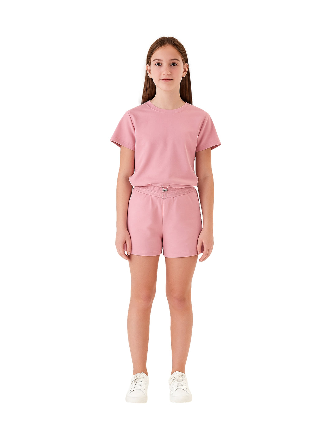 Niña vistiendo un conjunto de camiseta y shorts en color rosa