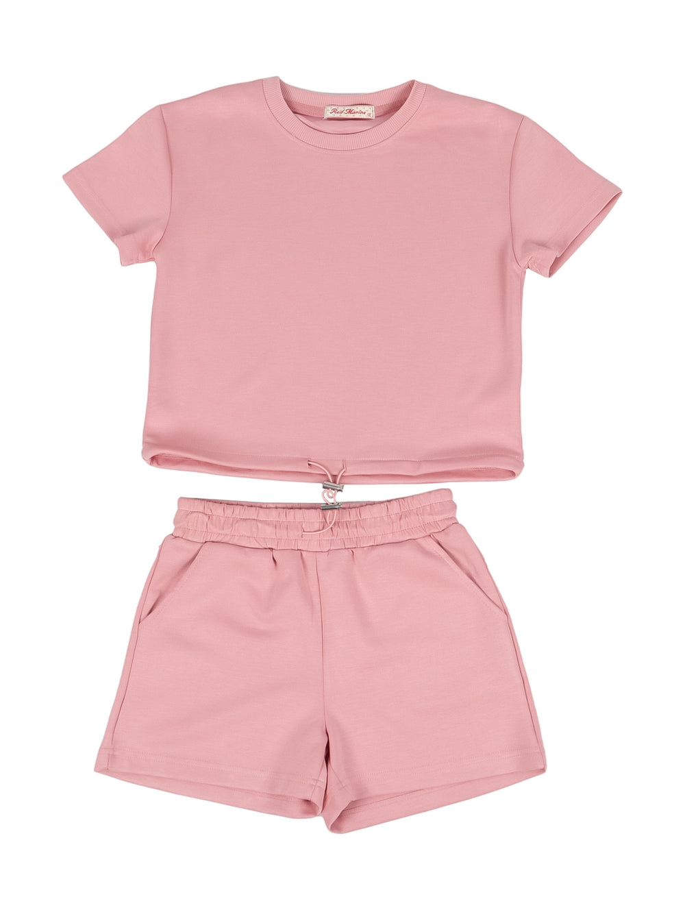 Niña vistiendo un conjunto de camiseta y shorts en color rosa