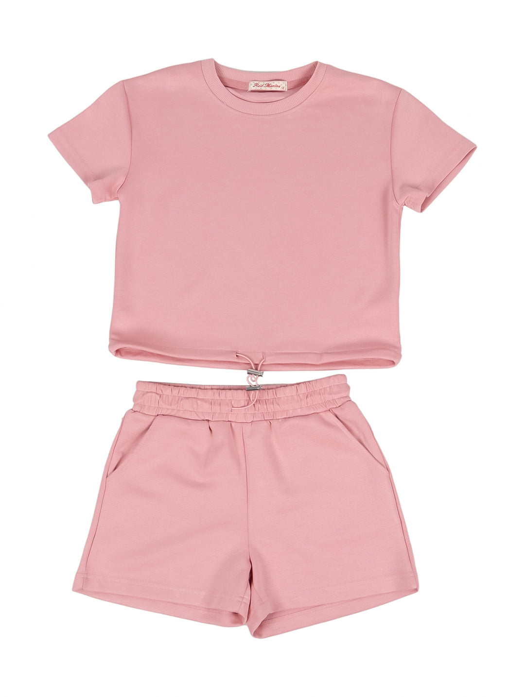 Niña vistiendo un conjunto de camiseta y shorts en color rosa