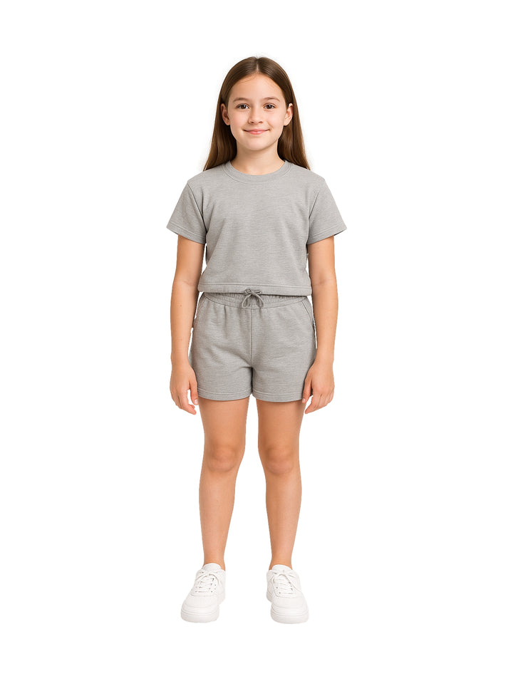Conjunto de ropa para niña en color gris, compuesto por una camiseta de manga corta y un short coordinado.