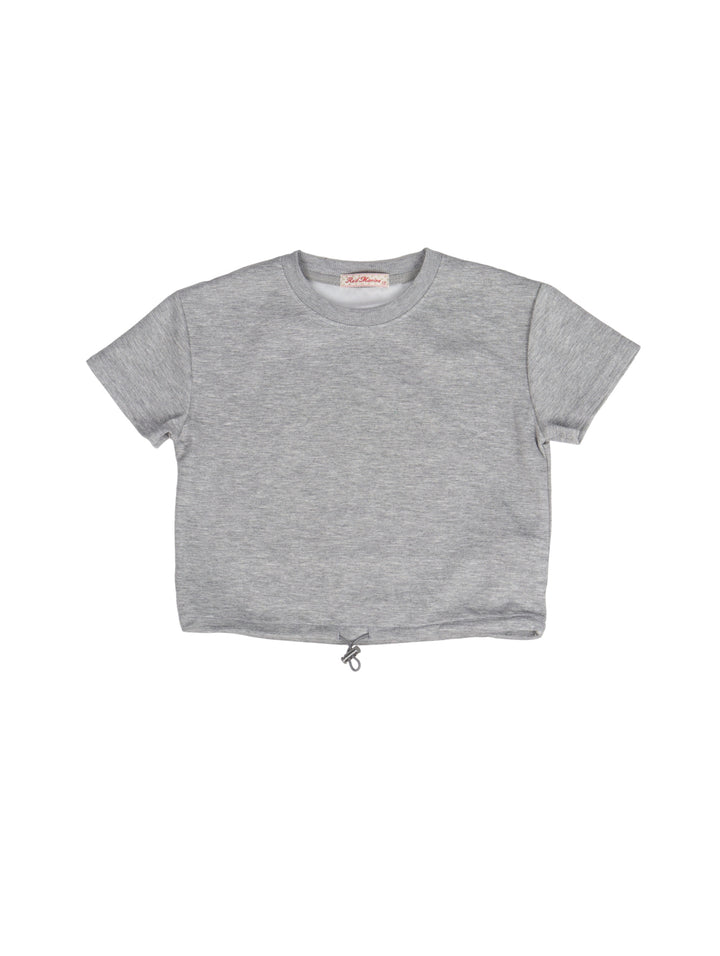 Conjunto de ropa para niña en color gris, compuesto por una camiseta de manga corta y un short coordinado.