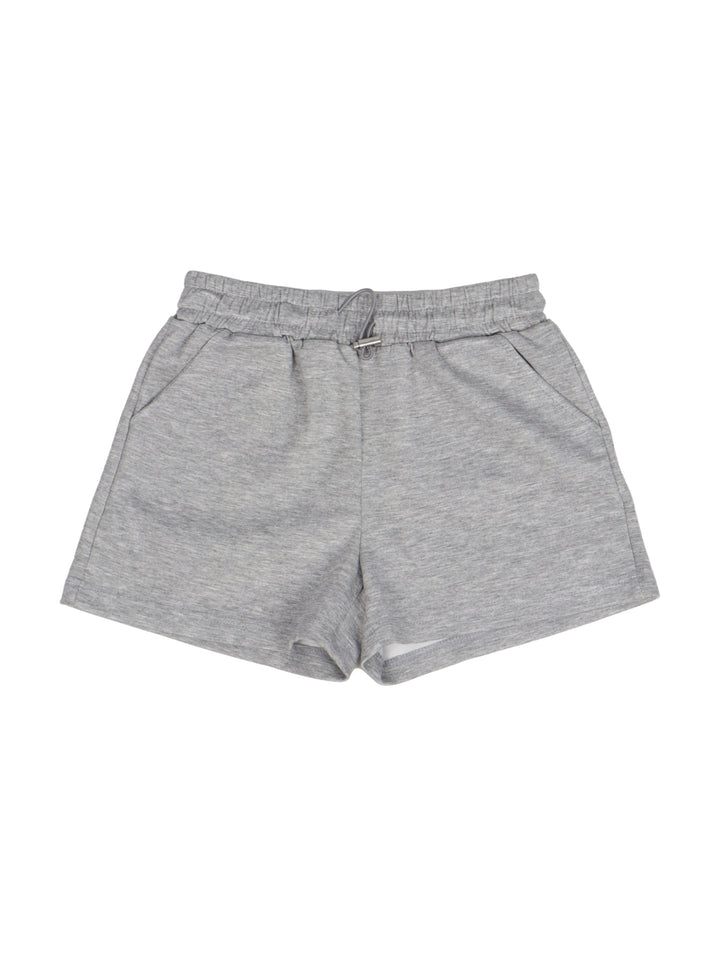 Conjunto de ropa para niña en color gris, compuesto por una camiseta de manga corta y un short coordinado.