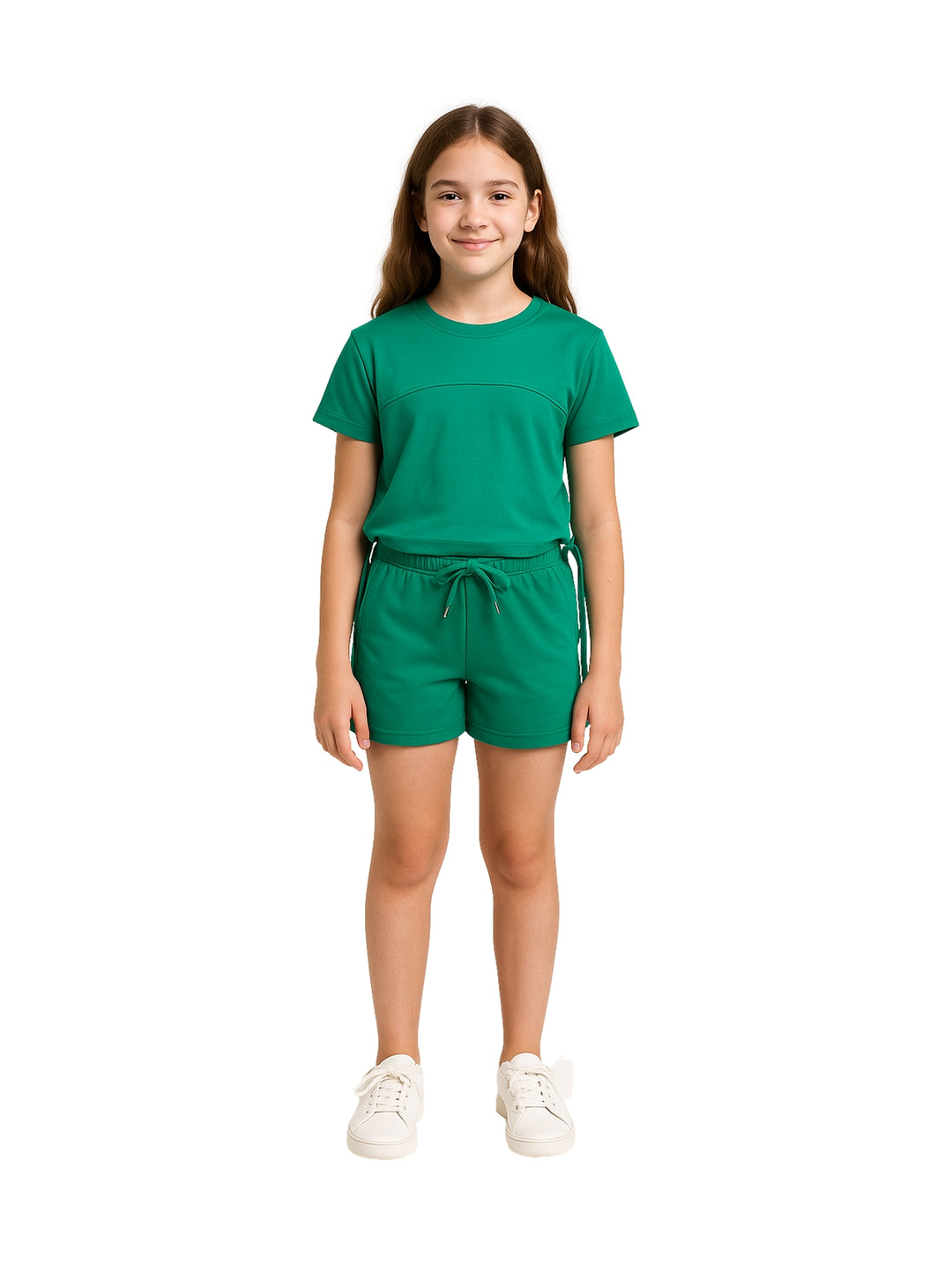 Niña vistiendo un conjunto de camiseta y short color verde con tenis blancos.