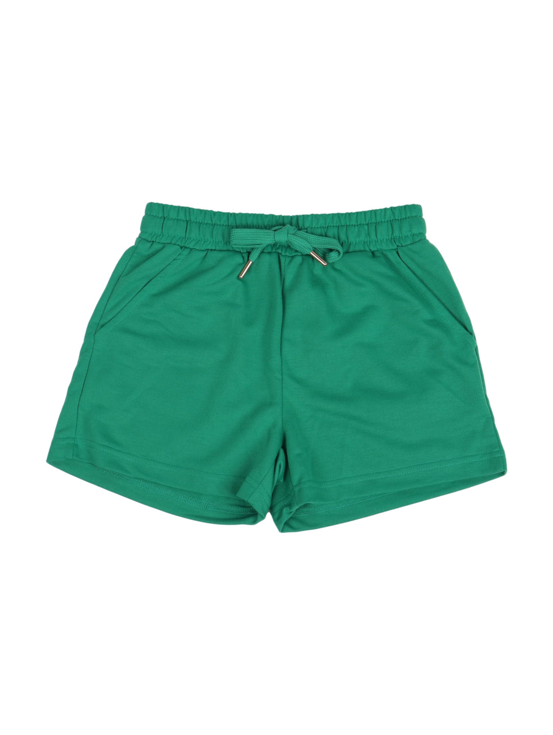 Niña vistiendo un conjunto de camiseta y short color verde con tenis blancos.