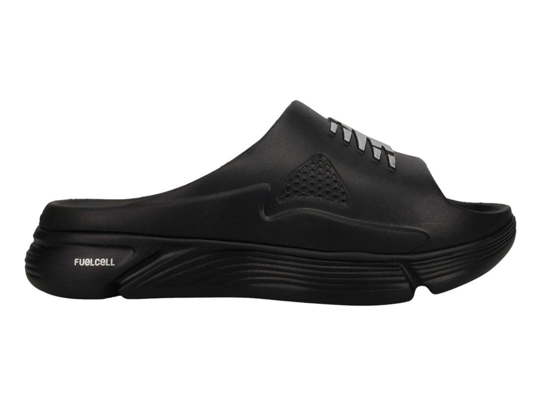 Sandalia New Balance Fuel Cell en color negro con detalles plateados y diseño deportivo.