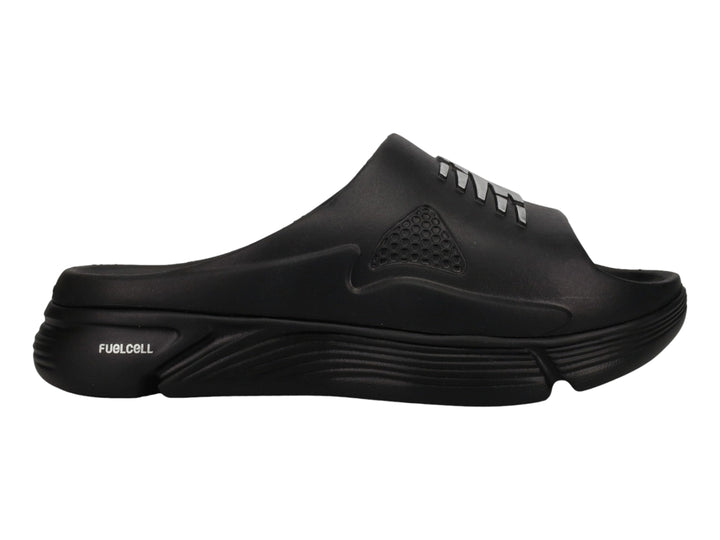 Sandalia New Balance Fuel Cell en color negro con detalles plateados y diseño deportivo.