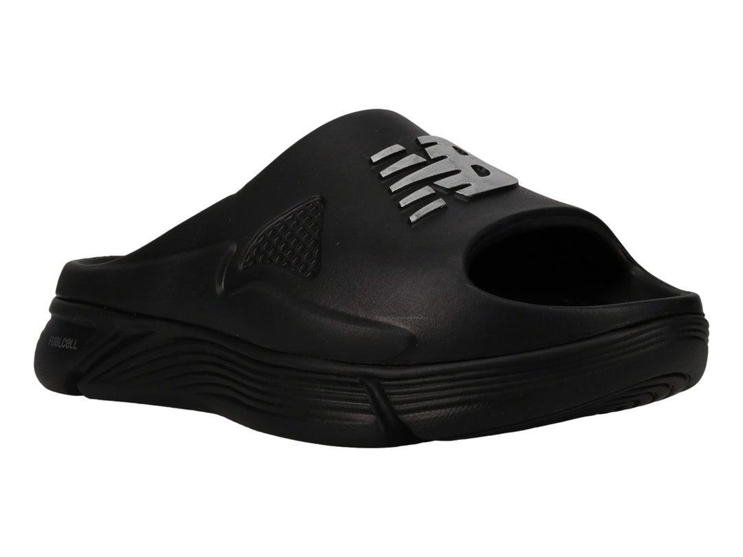 Sandalia New Balance Fuel Cell en color negro con detalles plateados y diseño deportivo.