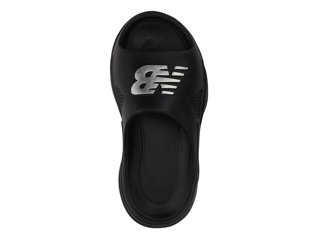 Sandalia New Balance Fuel Cell en color negro con detalles plateados y diseño deportivo.