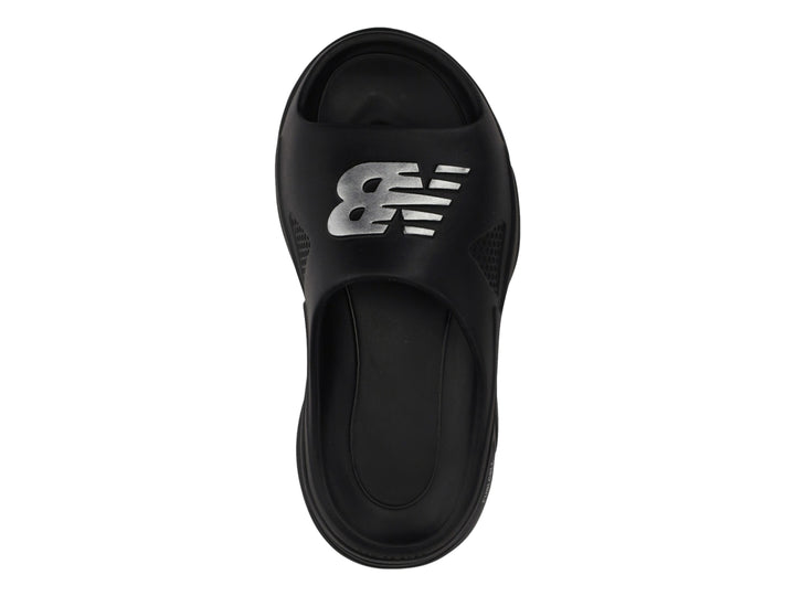 Sandalia New Balance Fuel Cell en color negro con detalles plateados y diseño deportivo.