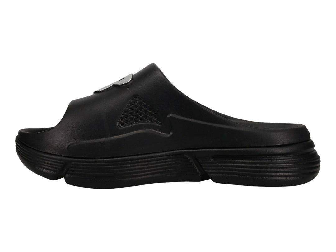 Sandalia New Balance Fuel Cell en color negro con detalles plateados y diseño deportivo.