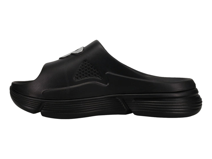 Sandalia New Balance Fuel Cell en color negro con detalles plateados y diseño deportivo.