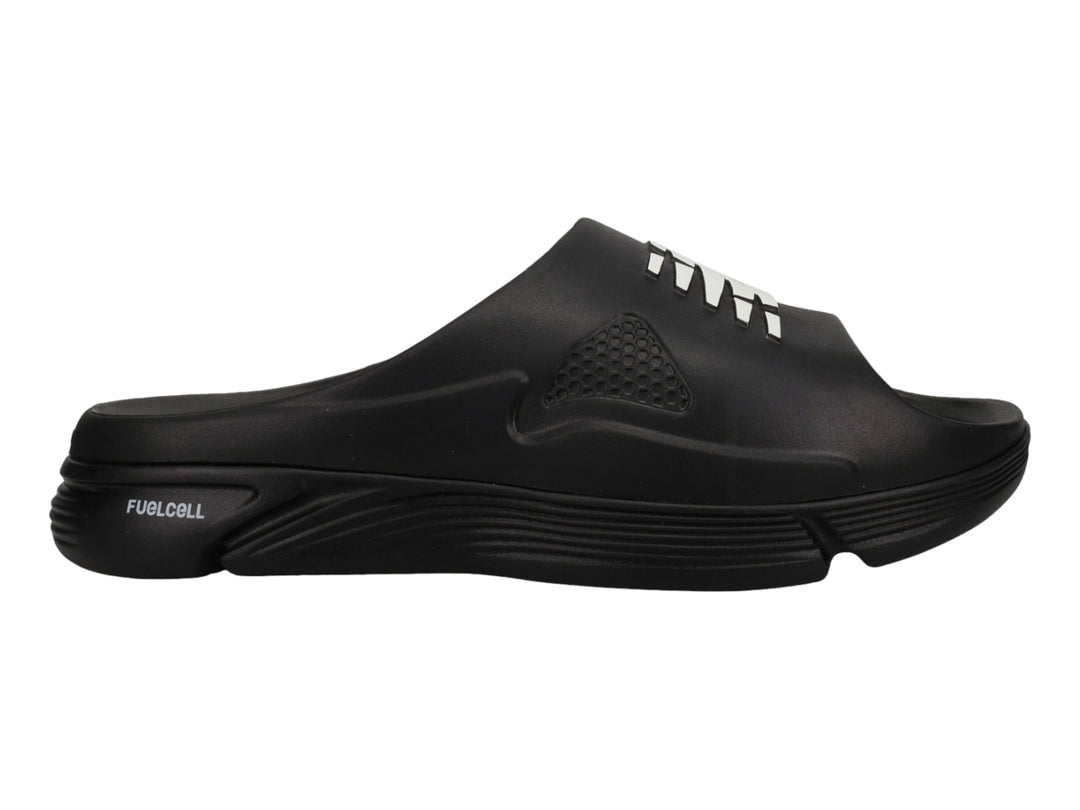 Sandalia New Balance Fuel Cell en color negro con detalles blancos en la correa, diseño deportivo y suela robusta.