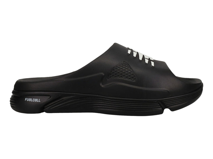 Sandalia New Balance Fuel Cell en color negro con detalles blancos en la correa, diseño deportivo y suela robusta.