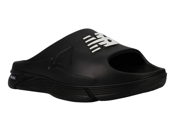Sandalia New Balance Fuel Cell en color negro con detalles blancos en la correa, diseño deportivo y suela robusta.