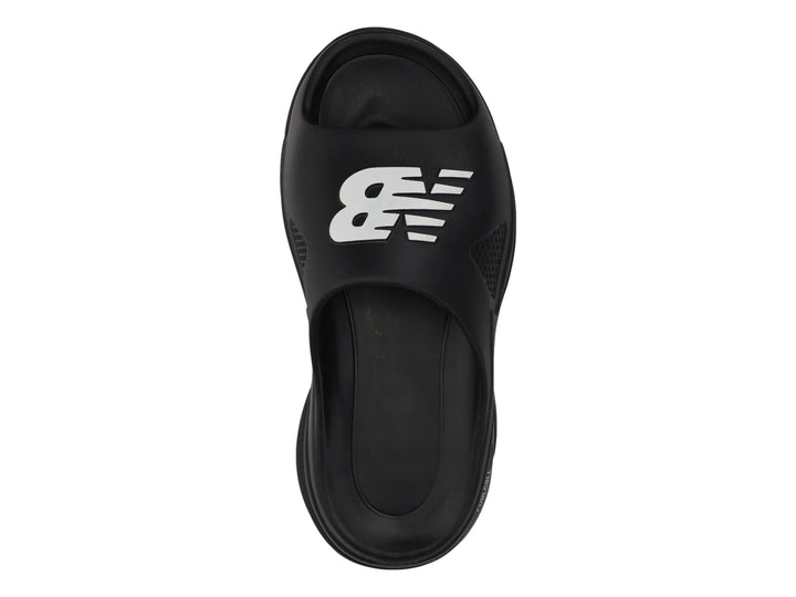 Sandalia New Balance Fuel Cell en color negro con detalles blancos en la correa, diseño deportivo y suela robusta.