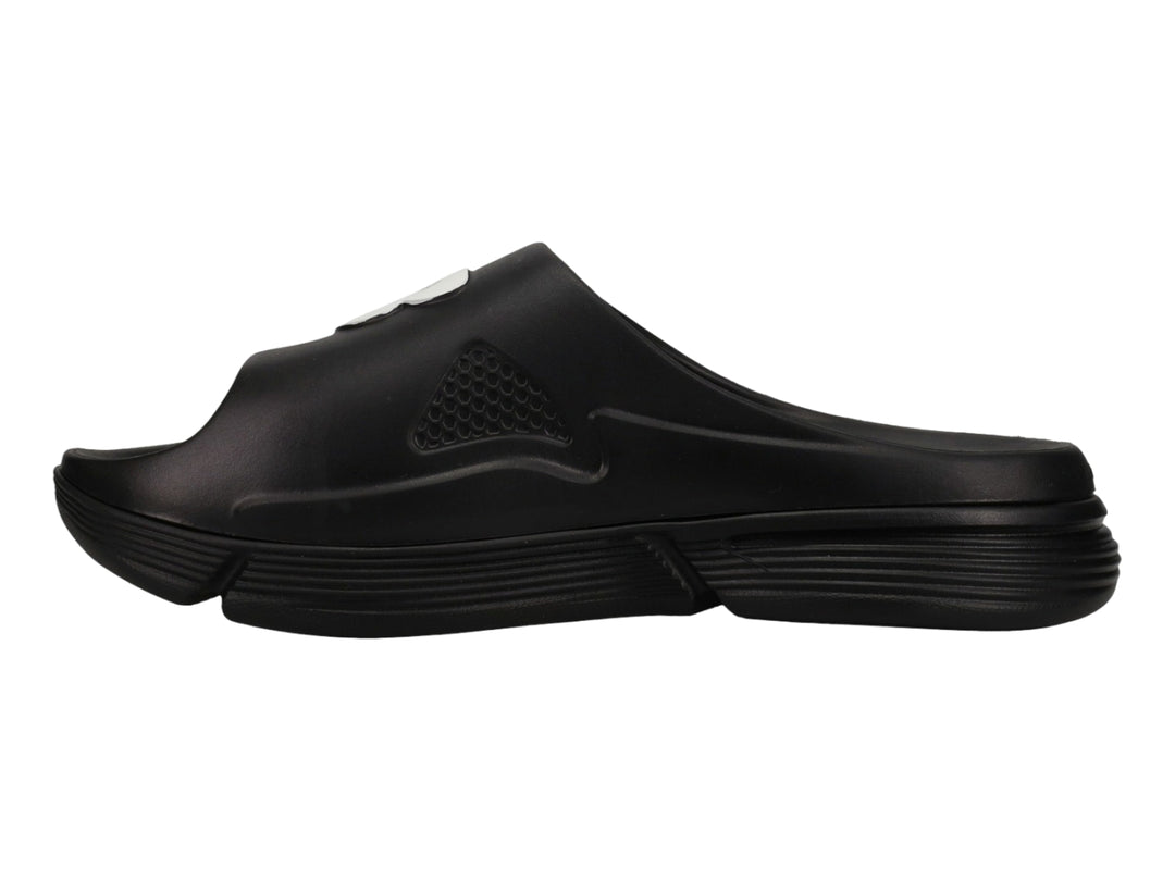 Sandalia New Balance Fuel Cell en color negro con detalles blancos en la correa, diseño deportivo y suela robusta.