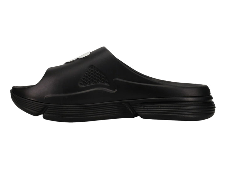 Sandalia New Balance Fuel Cell en color negro con detalles blancos en la correa, diseño deportivo y suela robusta.