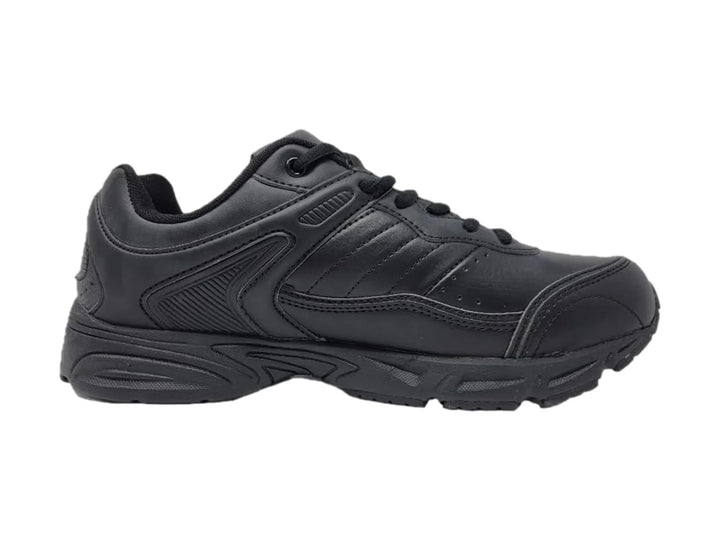 Zapato deportivo FILA de color negro con suela robusta y cordones.