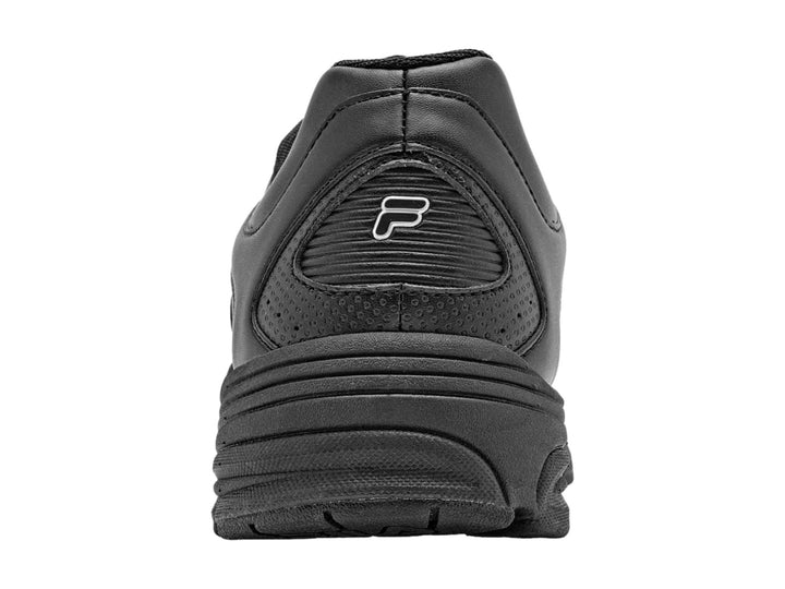 Zapato deportivo FILA de color negro con suela robusta y cordones.