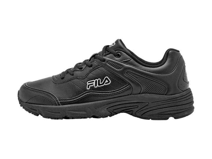 Zapato deportivo FILA de color negro con suela robusta y cordones.