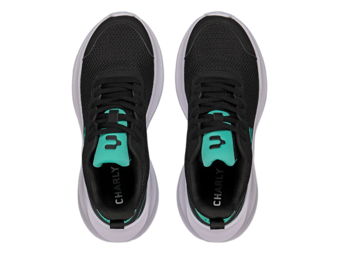Tenis deportivos Charly color negro con detalles en aqua y suela blanca.