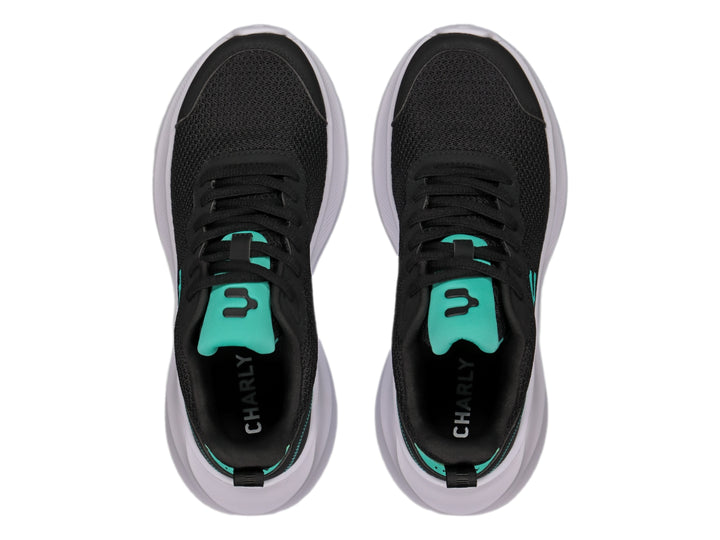 Tenis deportivos Charly color negro con detalles en aqua y suela blanca.