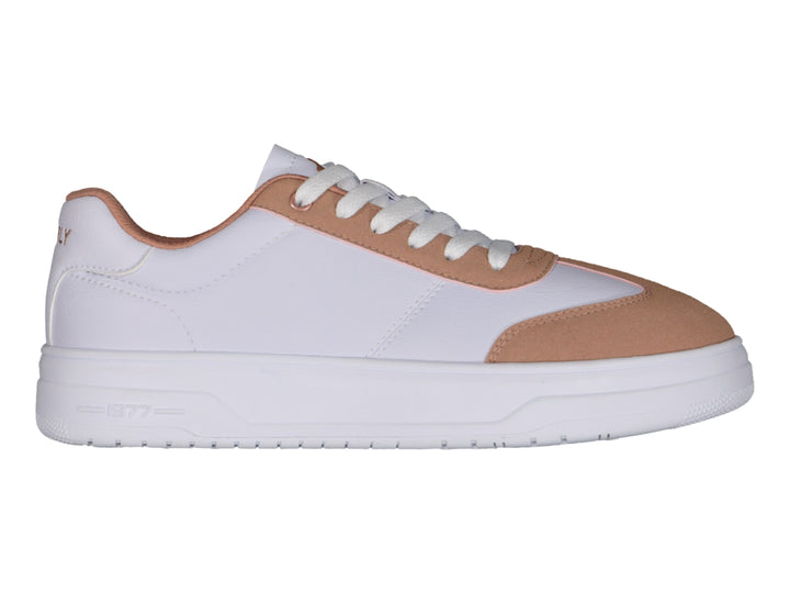Tenis deportivos Charly en color blanco con detalles en rosa en la punta y zona de cordones.